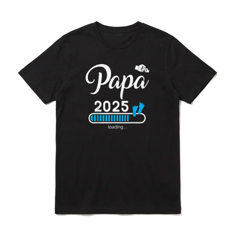 Papa 2025 Loading Ich Werde T-Shirt – Papa 2025 Text mit Ladebalken und blauen Babyfüßchen – Klassisches T-Shirt in Schwarz