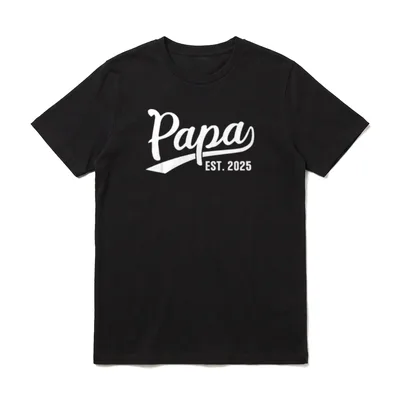 Papa 2025 Papa seit T-Shirt – Papa EST. 2025 weißer Schriftzug auf dunkelgrauem Hintergrund – Klassisches T-Shirt in Schwarz