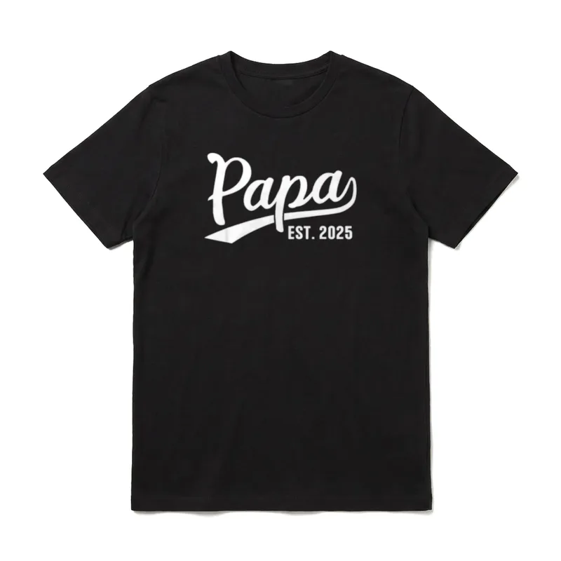 Papa 2025 Papa seit T-Shirt – Papa EST. 2025 weißer Schriftzug auf dunkelgrauem Hintergrund – Klassisches T-Shirt in Schwarz