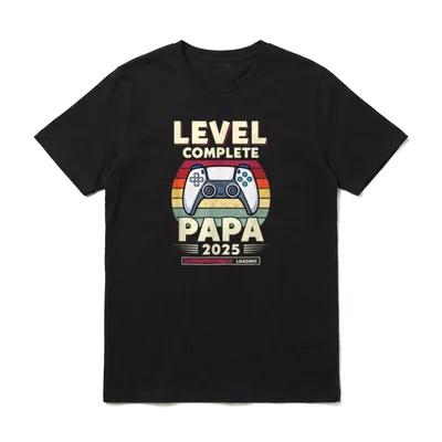 Level Complete Papa 2025 T-Shirt – Klassisches T-Shirt in Schwarz