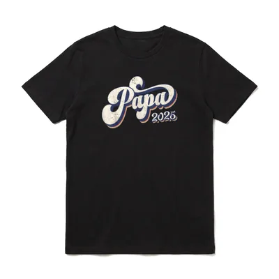 Papa 2025 Erste Mal T-Shirt – Retro Schriftzug Papa 2025 in Cream und Marineblau – Klassisches T-Shirt in Schwarz