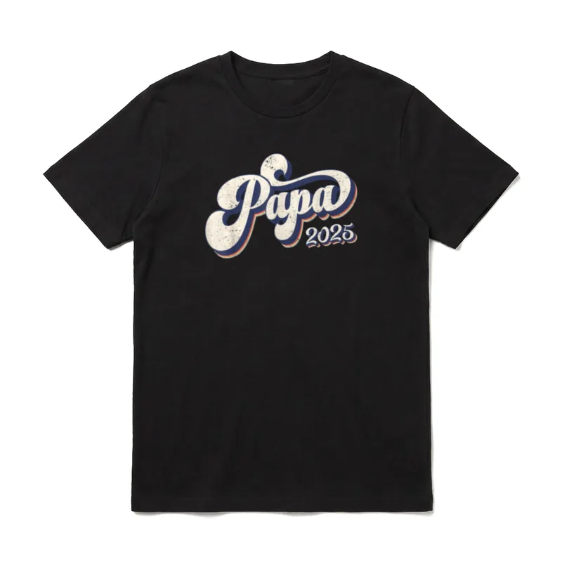 Papa 2025 Erste Mal T-Shirt – Retro Schriftzug Papa 2025 in Cream und Marineblau – Klassisches T-Shirt in Schwarz