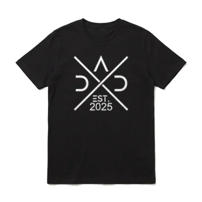 Papa 2025 Dad est Werdender Papa T-Shirt – DAD-Schriftzug aus Linien mit EST. 2025 darunter – Klassisches T-Shirt in Schwarz
