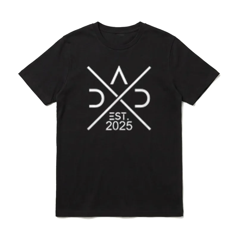 Papa 2025 Dad est Werdender Papa T-Shirt – DAD-Schriftzug aus Linien mit EST. 2025 darunter – Klassisches T-Shirt in Schwarz