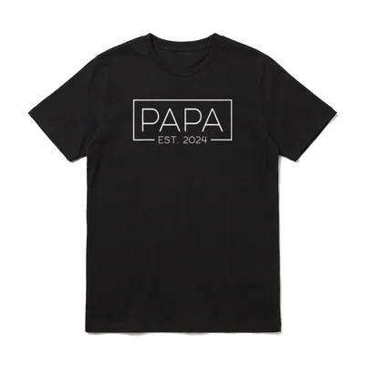 Papa 2024 Papa seit T-Shirt – Schriftzug „PAPA EST. 2024“ im Rechteckrahmen – Klassisches T-Shirt in Schwarz