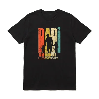 Dad Loading Papa 2 T-Shirt – DAD² LOADING... mit Silhouette von Vater und zwei Kindern – Klassisches T-Shirt in Schwarz