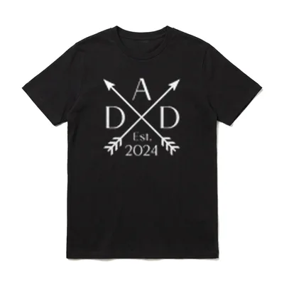 Papa 2024 Eltern 2024 Werdender Papa T-Shirt – A D D Est 2024 Monogramm mit Kreuzpfeilen – Klassisches T-Shirt in Schwarz