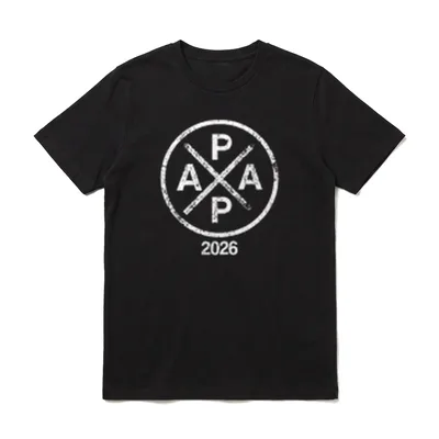 Papa 2026 Papa seit T-Shirt – PAPA im Kreis als Kreuz, darunter 2026 – Klassisches T-Shirt in Schwarz