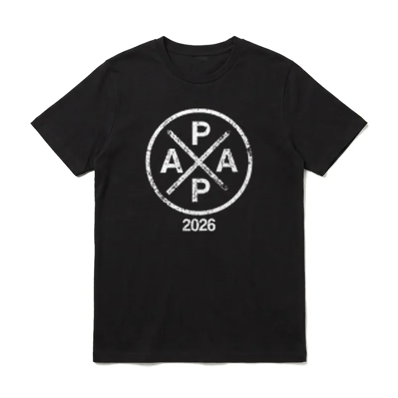 Papa 2026 Papa seit T-Shirt – PAPA im Kreis als Kreuz, darunter 2026 – Klassisches T-Shirt in Schwarz