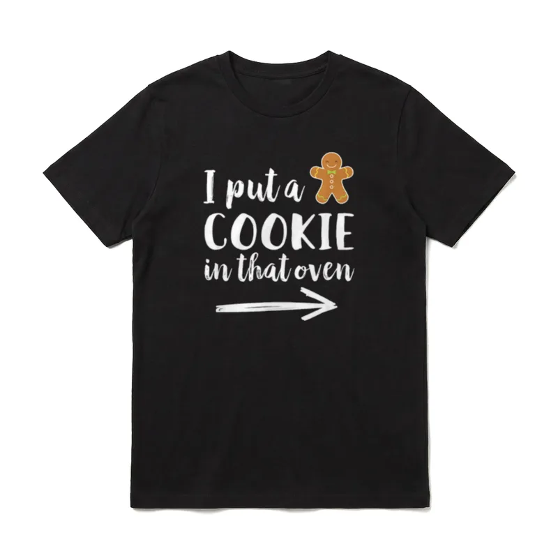 I put A Cookie T-Shirt – Lebkuchenfigur mit Fliege und weißer Schriftzug sowie Pfeil – Klassisches T-Shirt in Schwarz