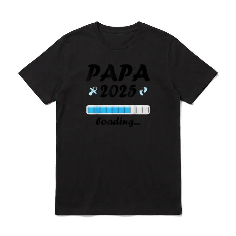 Papa 2025 Loading Vaterschaft T-Shirt – PAPA 2025 Text mit Ladebalken und blauen Babyfüßen – Klassisches T-Shirt in Schwarz