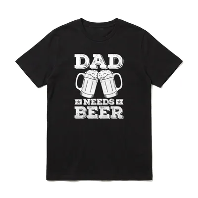 Papa braucht Bier trinken T-Shirt – Dad Needs Beer Text mit zwei stoßenden Maßkrügen – Klassisches T-Shirt in Schwarz