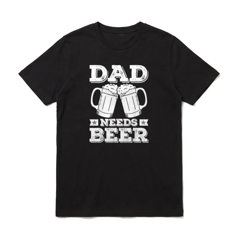 Papa braucht Bier trinken T-Shirt – Dad Needs Beer Text mit zwei stoßenden Maßkrügen – Klassisches T-Shirt in Schwarz