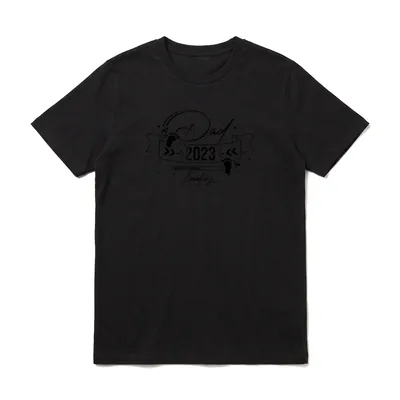 Papa 2023 Loading T-Shirt – Dad 2023 Loading mit Babyfüßchen und Ladebalken – Klassisches T-Shirt in Schwarz
