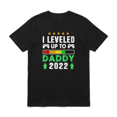 Ich bin auf Papa 2022 T-Shirt – I LEVELED UP TO DADDY 2022 mit Gamepads und Farbbalken – Klassisches T-Shirt in Schwarz