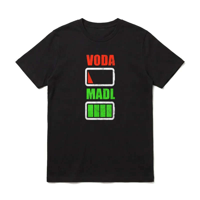 Voda Madl Dialekt Papa T-Shirt – VODA in Rot mit leerem Akku, MADL in Grün mit vollem Akku – Klassisches T-Shirt in Schwarz