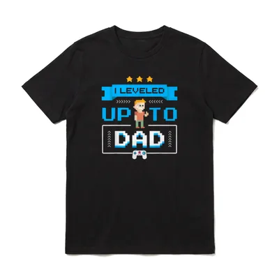 Retro Gamer Shirt – Pixelfigur, Sterne und Controller mit Schriftzug „I Leveled Up To Dad“ – Klassisches T-Shirt in Schwarz