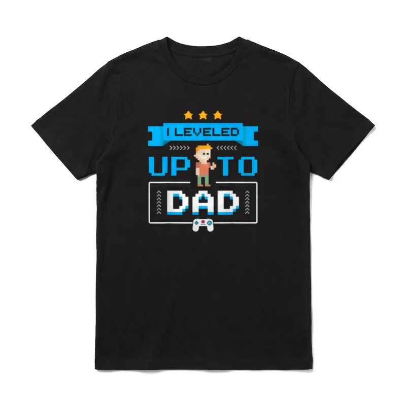 Retro Gamer Shirt – Pixelfigur, Sterne und Controller mit Schriftzug „I Leveled Up To Dad“ – Klassisches T-Shirt in Schwarz
